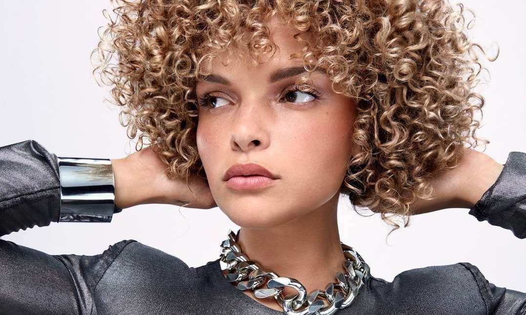 Los mejores peinados para pelo corto rizado| L'Oréal Paris
